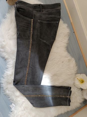 Jean noir avec bandee brillante sur le côtés, t 42