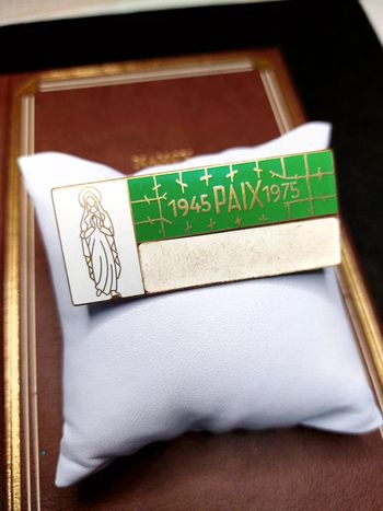 Magnifique broche religieuse ancienne