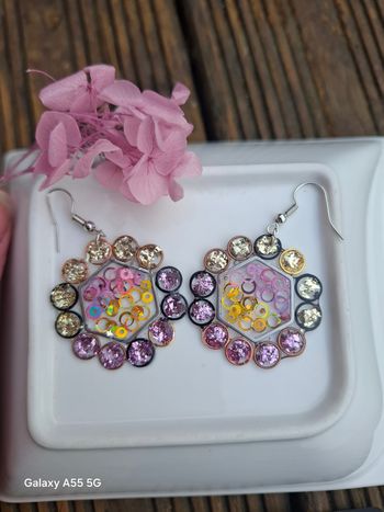 💎 Boucles d’oreilles géométriques multicolores pailletées – Résine design arty & lumineux
