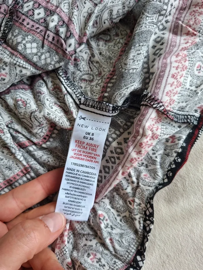 jupe fluide à motif, blanc, noir rouge, taille 36, marque New Look, en très bon état - photo numéro 3