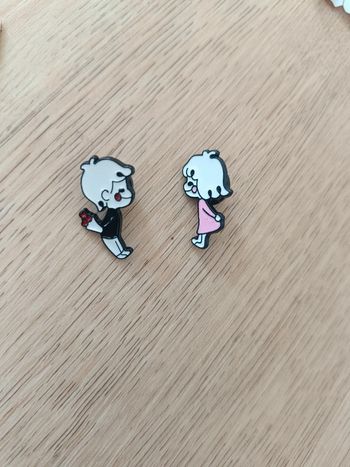 Lot de 2 pin's enfant neuf