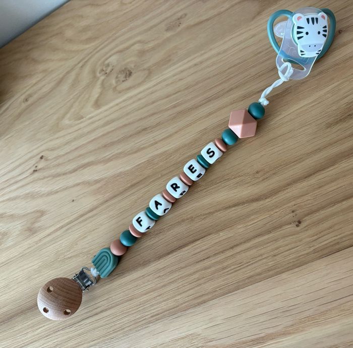 Attache-tétine personnalisé en silicone