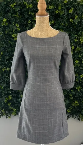 Robe grise et détails blancs à manches 3/4 HM pour femme, taille : 34