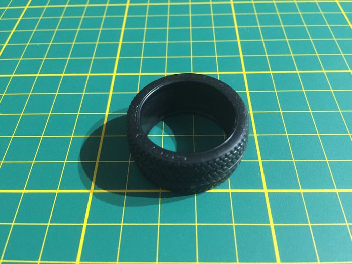 Pneu avant pièce détachée miniature Bburago burago Porsche 996 Turbo 1/18 1/18e 1/18eme #A68 - photo numéro 2