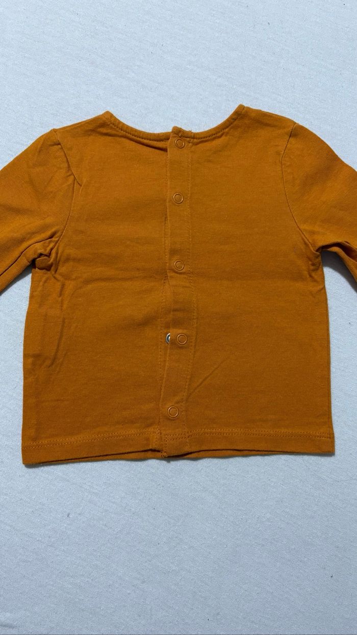 ✨ Haut manches longues rouille avec étoile devant – Kiabi – 3 mois - photo numéro 2
