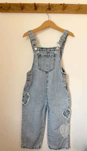 Salopette en jean à cœurs Zara