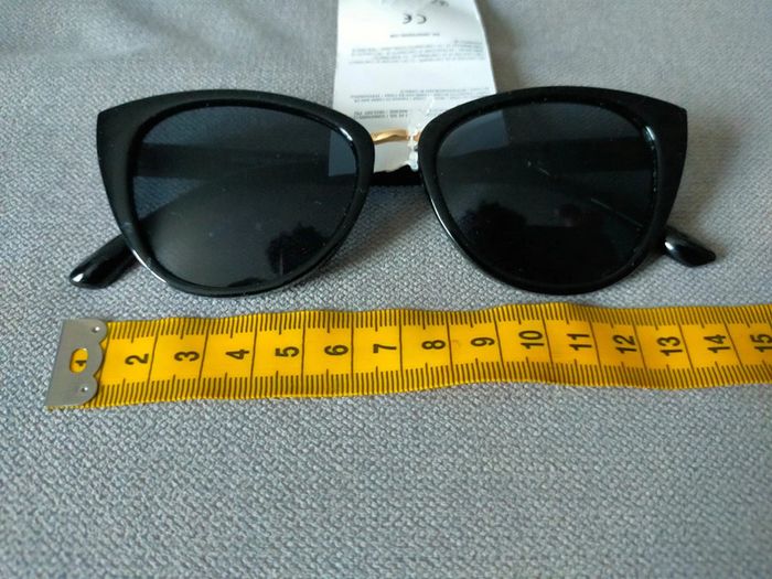 Lunettes de soleil noires – Neuves avec étiquette - photo numéro 7