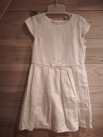 Robe de cérémonie taille 6-7 ans NEUVE, jamais utilisée. Marque Esprit