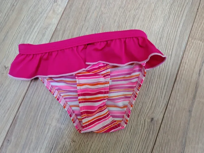 Juste culotte de bain a froufrou decathlon 2 ans