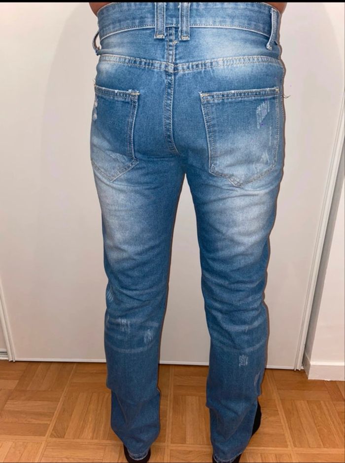 Jeans troué - photo numéro 3