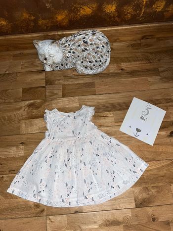 Robe blanche fleurie sans marque très bon état 62cm