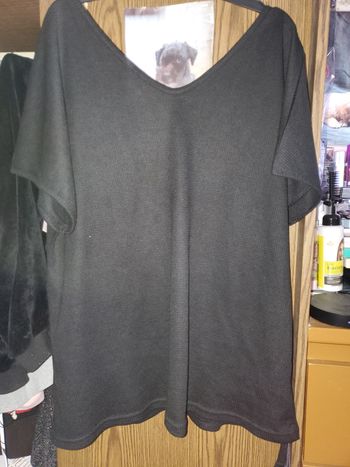 Tee-shirt noir dos avec un papillon