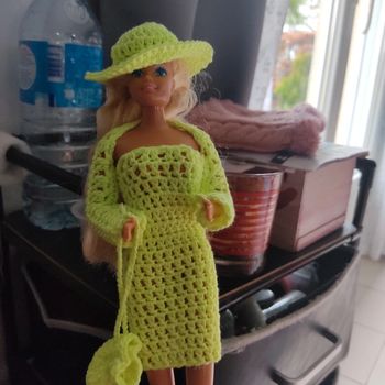 Vêtements pour barbie 3€.