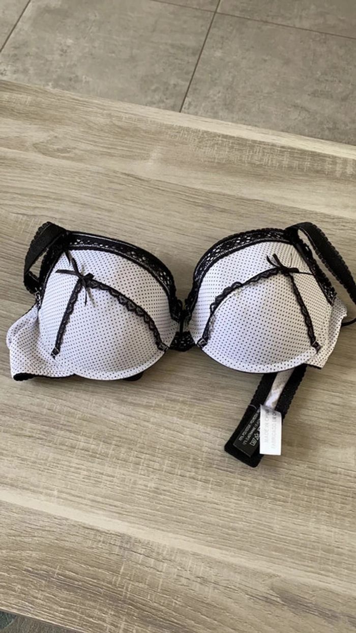 Soutien gorge noir et blanc