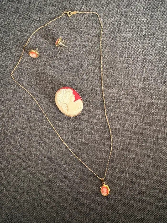 Ensemble collier/ boucle d’oreilles et pin’s