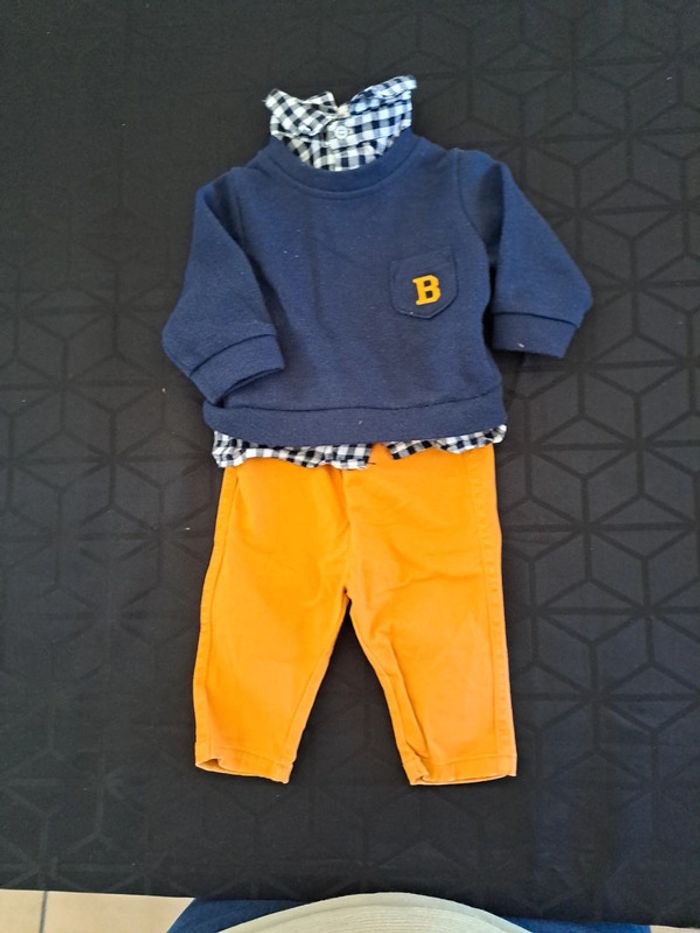 Ensemble pantalon moutarde et pull avec chemise intégrée marine 3 mois