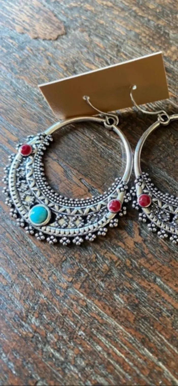 Magnifique paire de boucles d’oreilles argentées avec pierres rouges et turquoise - photo numéro 3