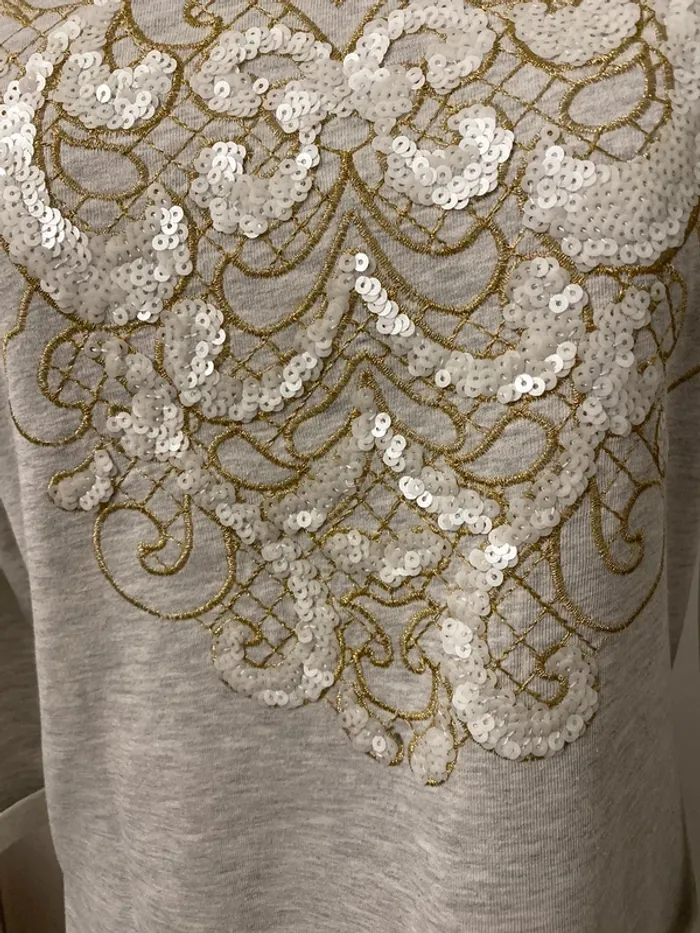 Sweat baroque gris beige manches 3 quarts broderies dorés et sequins Camaieu - photo numéro 2