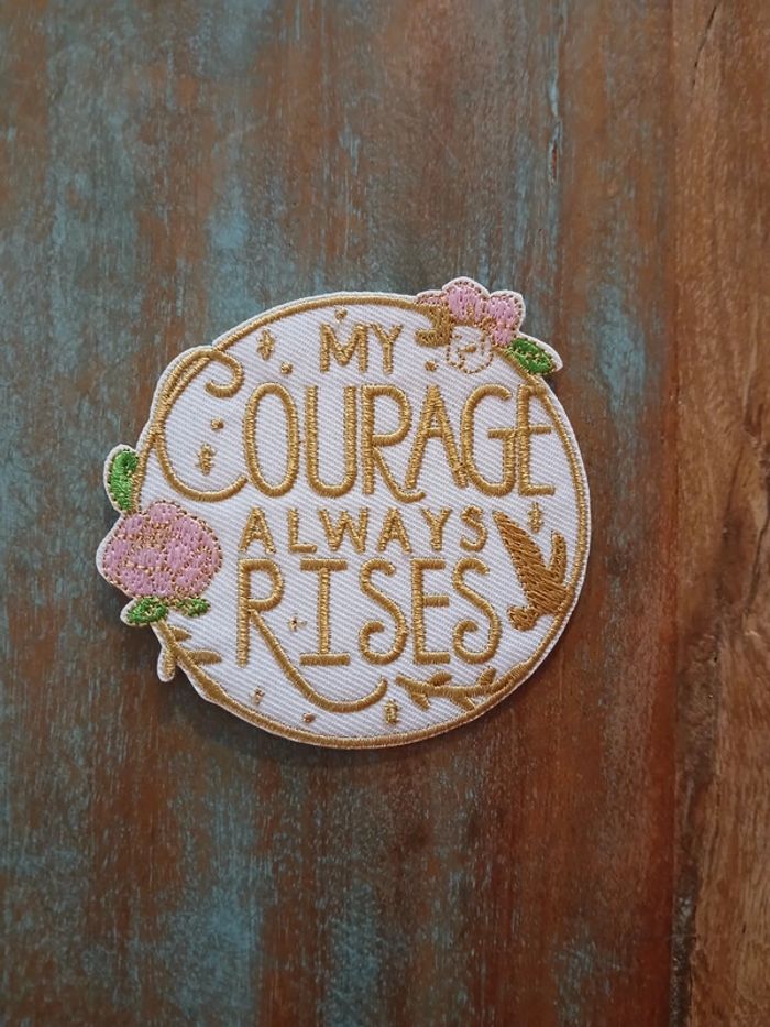 Ecusson feministe "Mon courage s'élève toujours" - photo numéro 2