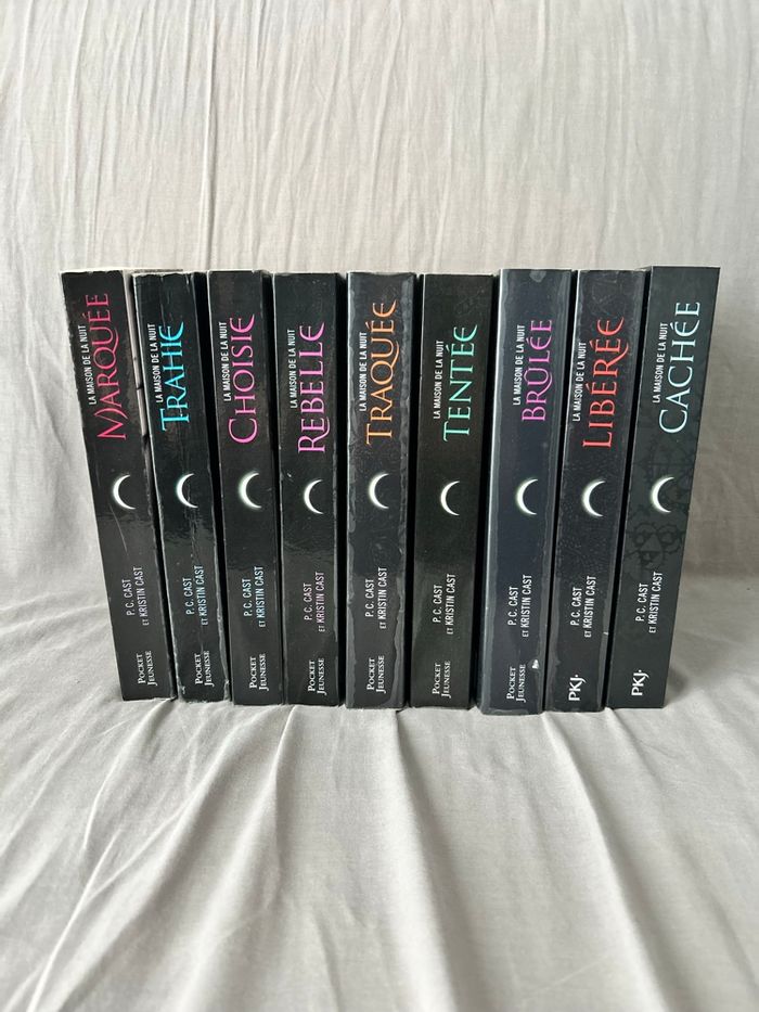 Lot saga la maison de la nuit format broché