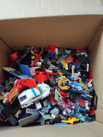 900 pièces LEGO OFFICIELLES 