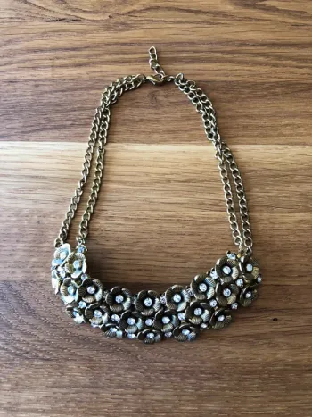 Collier doré à fleurs