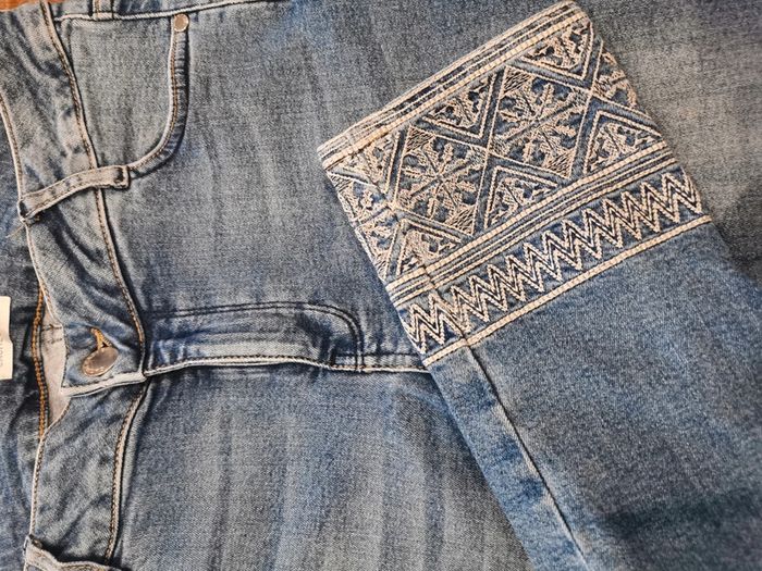 Jean. Bleu et blanc. Cache Cache - photo numéro 8