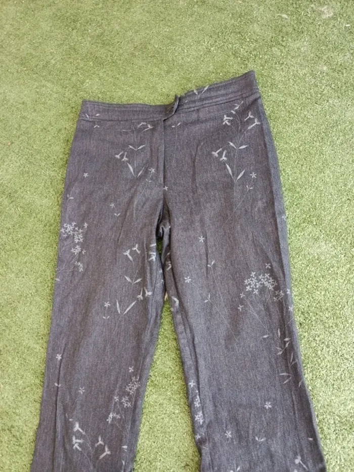 Pantalon motifs floral gris anthracite Camaïeu vintage taille 38 - photo numéro 2