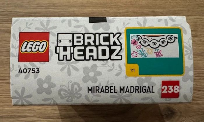 LEGO 40753 : Mirabel Madrigal - photo numéro 3