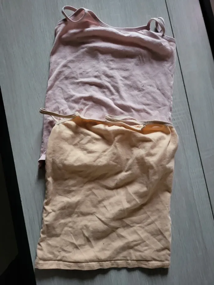 2 chemisette taille 7/8 ans