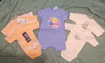 Lot 8 bodies fille neuf 1 mois