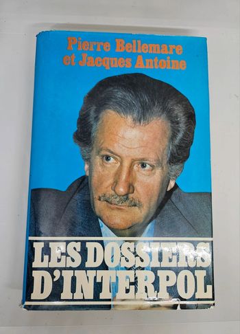 "Les dossiers d'interpol", de Pierre Bellemare et Jacques Antoine.
France loisirs