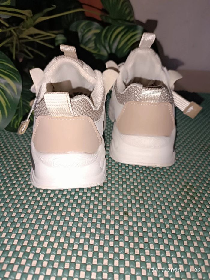 🔸Basket mixte blanche et beige. Taille 25. Très bonne état🔸 - photo numéro 4