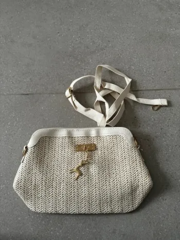 Pochette crème à bandoulière, très bon état, 25x17cm