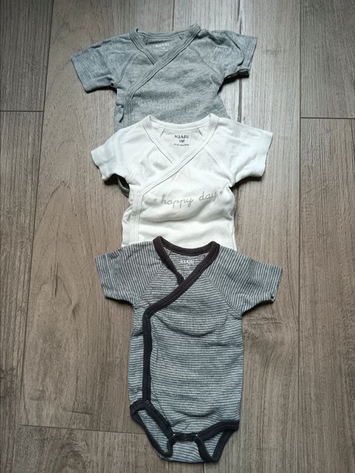 Lot bodies 0 à 3 mois