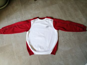 Sweat Umbro rouge et blanc Taille 164/15/16 ans