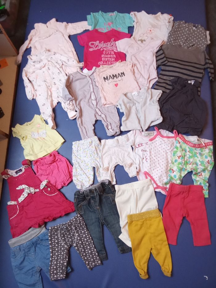 Lot de 25 vêtements bébé fille 1 et 3 mois,mi saison, été,robes, pyjamas, bodys, leggings, tee shirt, blouse, débardeur