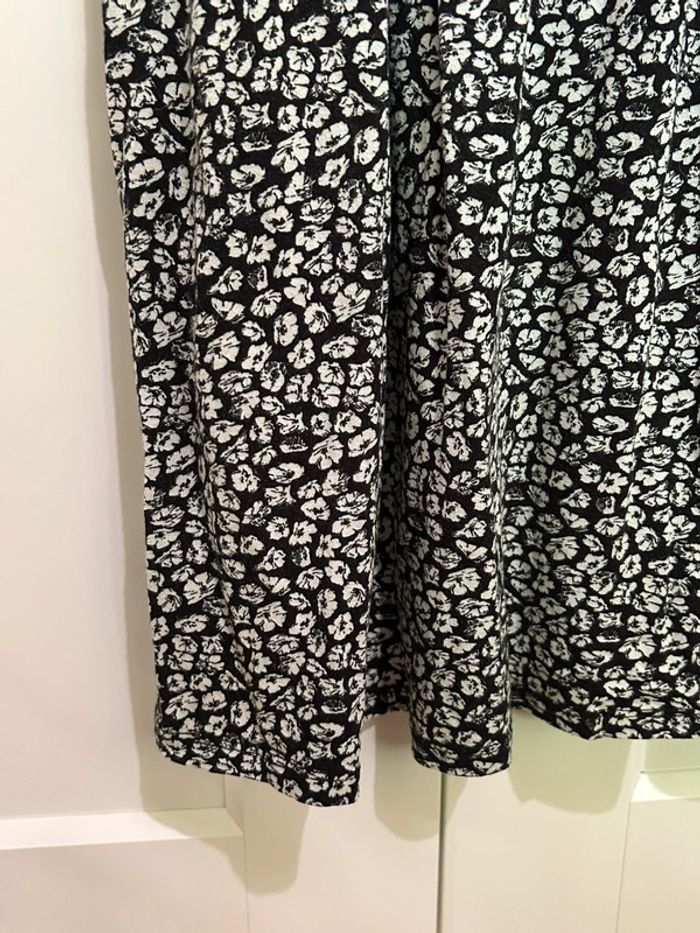 671 – robe fluide à manches courtes, col v et taille cintrée noire et fleurie blanche Pull&Bear - photo numéro 4