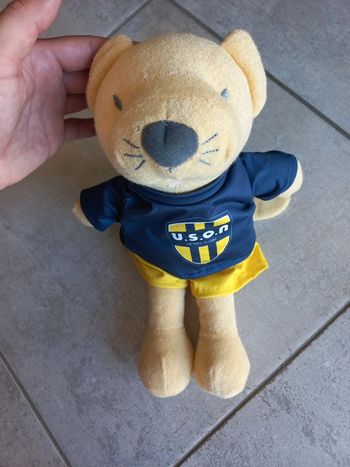 Peluche souris Uson tenue de rugby neuf