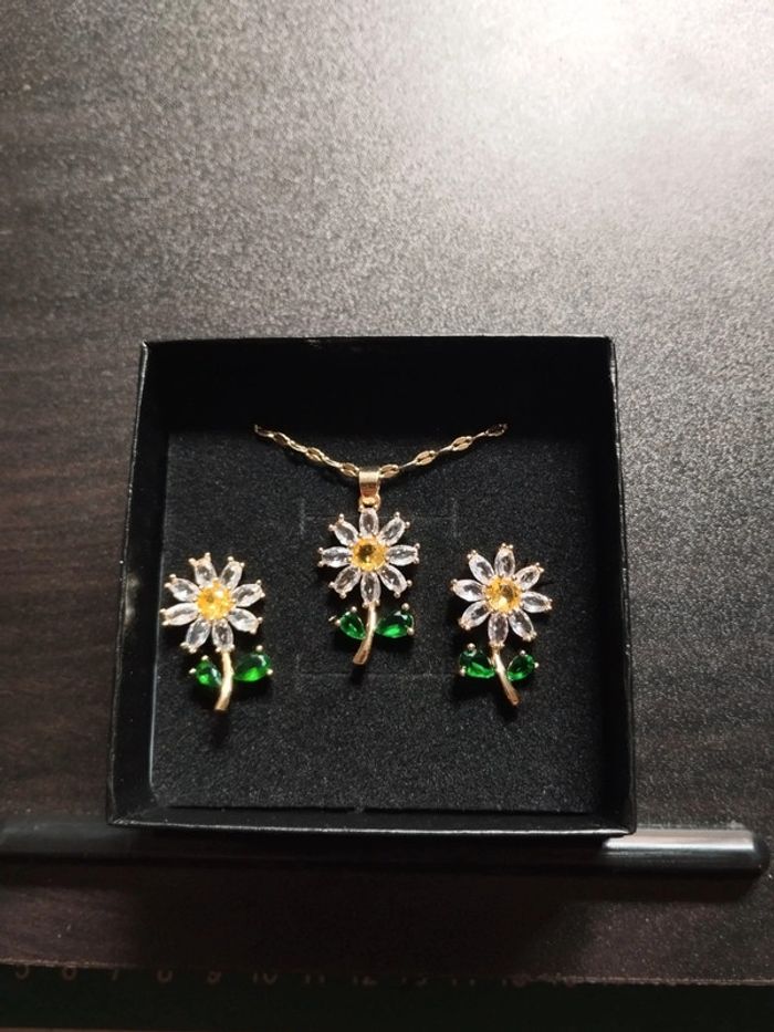 Boucles d'oreilles et pendentif fleur avec coffret cadeau