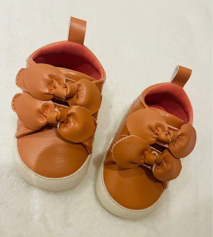 Petites chaussures à scratch couleur corail 1 à 6 mois - photo numéro 2