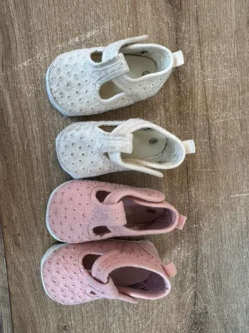 Deux paires chaussures bébé