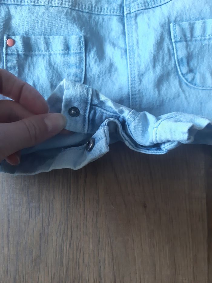 Salopette short en jean et t-shirt rose clair - photo numéro 3