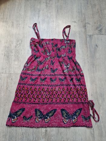 Top débardeur rose papillon Stradivarius indiqué taille S mais convient mieux à un XS