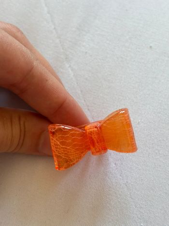 bague forme noeuds papillon orange rainures plastique ajustable