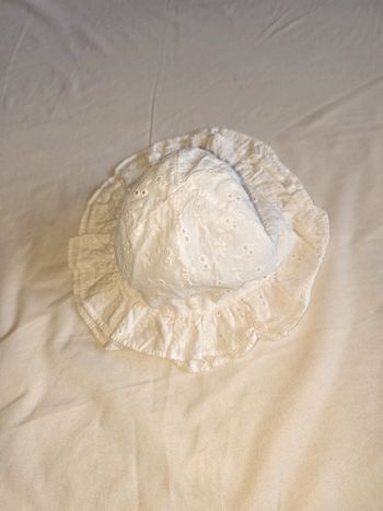 Joli chapeau blanc 6-12 mois
