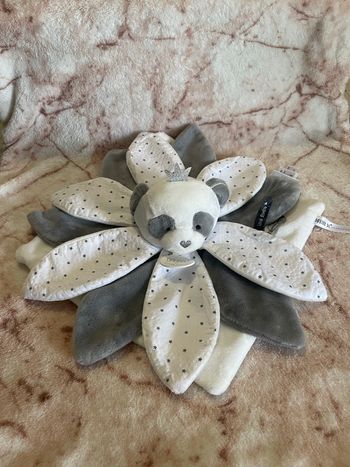 Doudou plat panda blanc gris pétales étoile Attrape Rêve DC3548 Doudou Et Compagnie