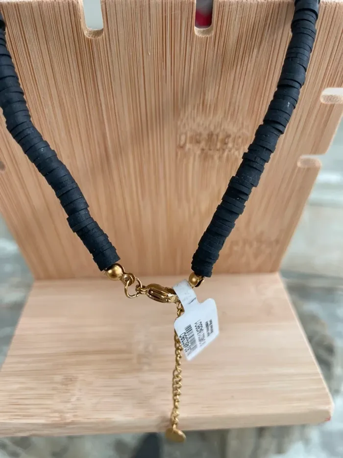 Collier bohème estival noir et blanc inscription "lucky" - photo numéro 9