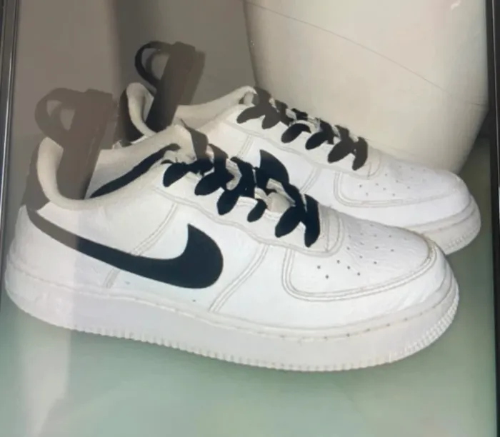 Baskets Nike Air Force 1 Blanches et Noires Pointure 36 - Bon État