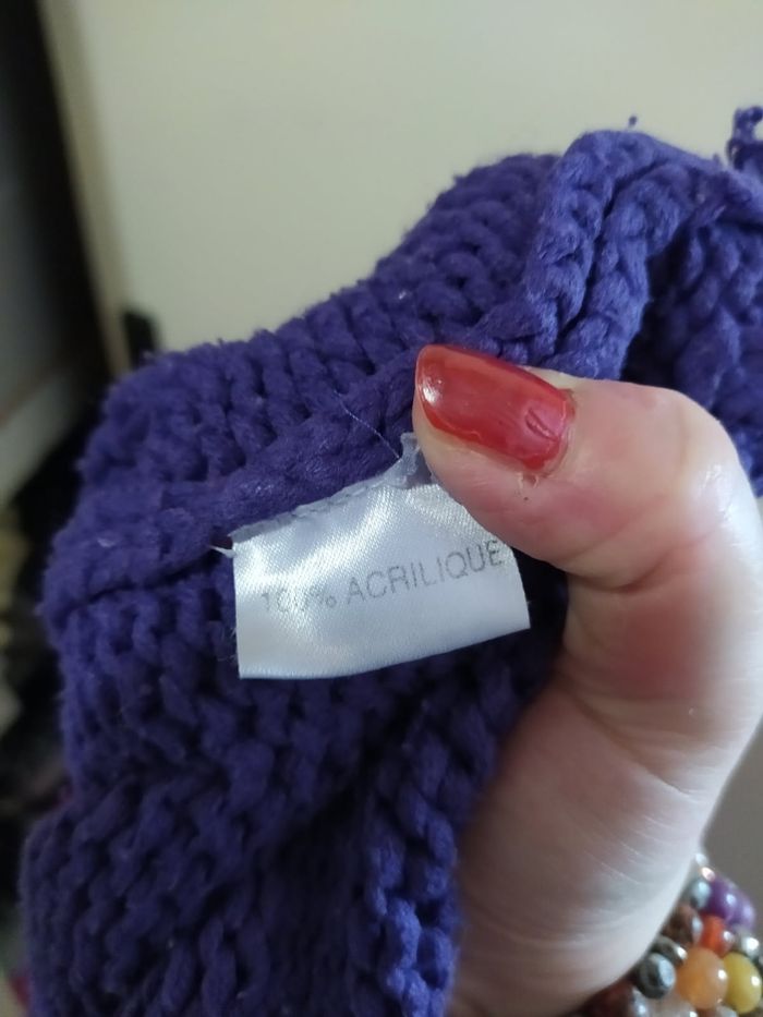 Pull MimPull de la marque Mim déjà porté mais bon état général on peut voir que quelques fils sont tirés en photo mais il reste très correct taille 2 correspondant à la taille 44 - photo numéro 4